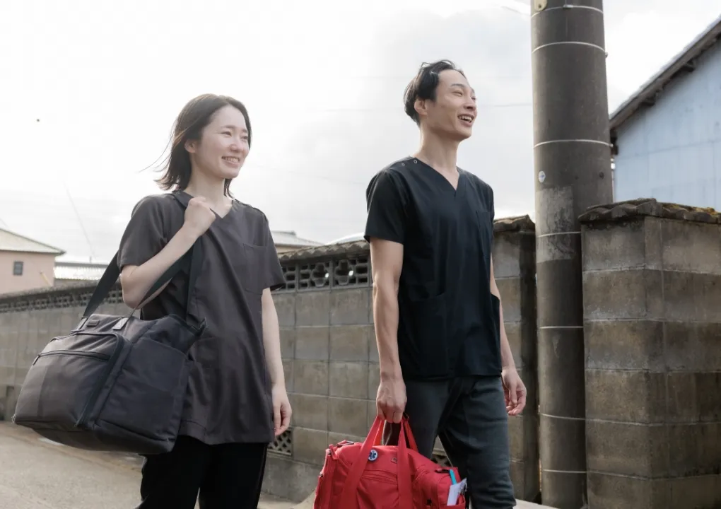 在宅診療に向かう男女