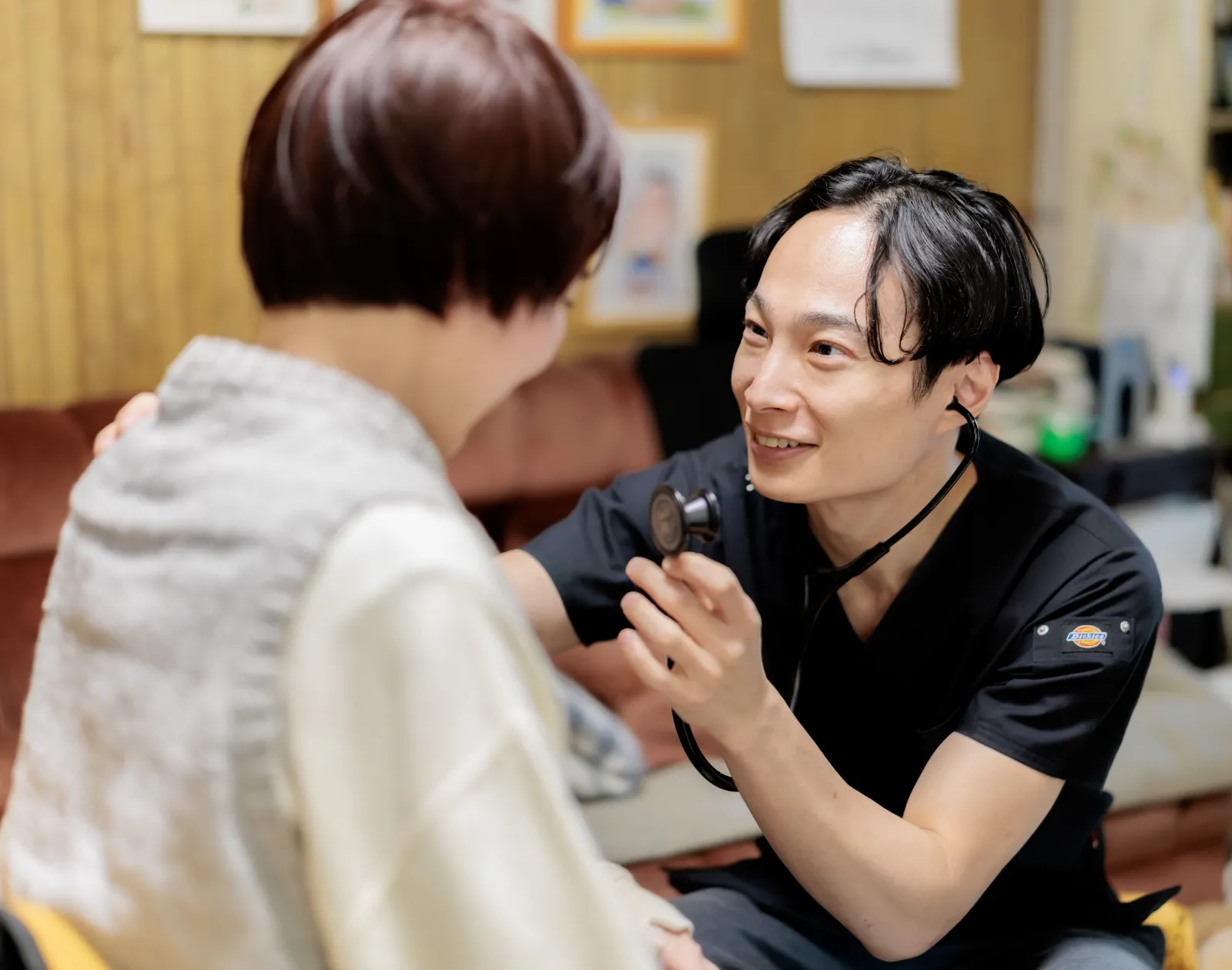 在宅診療を行う医師