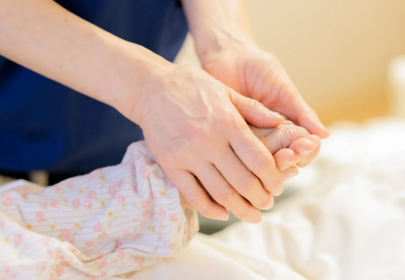 患者さんの手を握っている写真